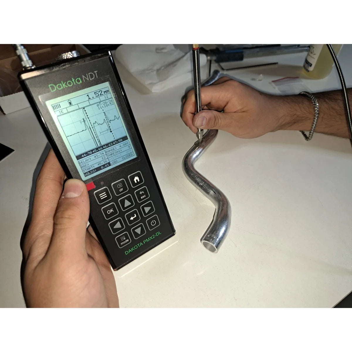Dakota PMX2-DL in uso con sonda pencil su un tubo piegato