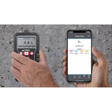 Tramex CMEX5 collegato all’app Tramex Meters durante la misura non distruttiva su calcestruzzo
