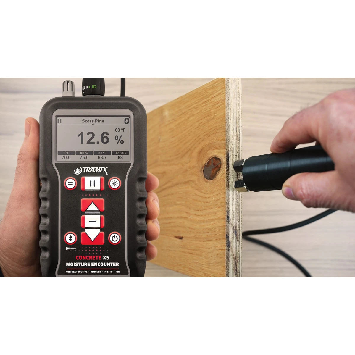 Tramex CMEX5 con sonda a perni per la misura dell’umidità di un pavimento in legno